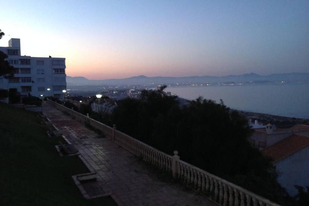 Bonito Piso Frente Al Mar Con Piscina Y Parking Appartement